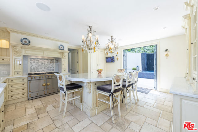 10950 Bellagio Road, Los Angeles CA: https://media.crmls.org/mediaz/7c24564d-b807-4a94-b4b9-072422920b4d.jpg