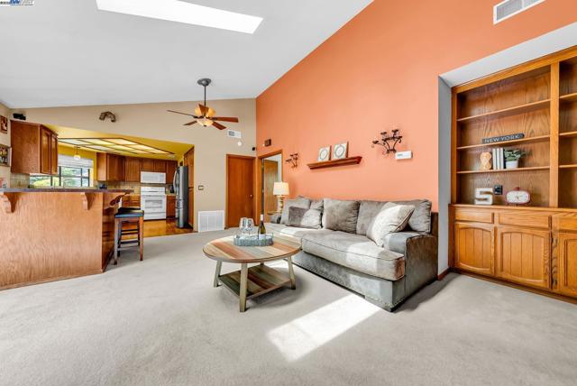 22 Cobblestone Ct, San Ramon CA: https://media.crmls.org/mediaz/7c246e0a-ec0a-4a74-8125-08757af1ec97.jpg