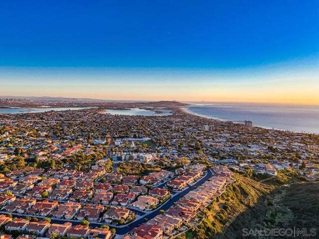 5448 Caminito Bayo, La Jolla CA: https://media.crmls.org/mediaz/7c24a9b9-3738-49fd-b6c5-43e8f7006b9d.jpg