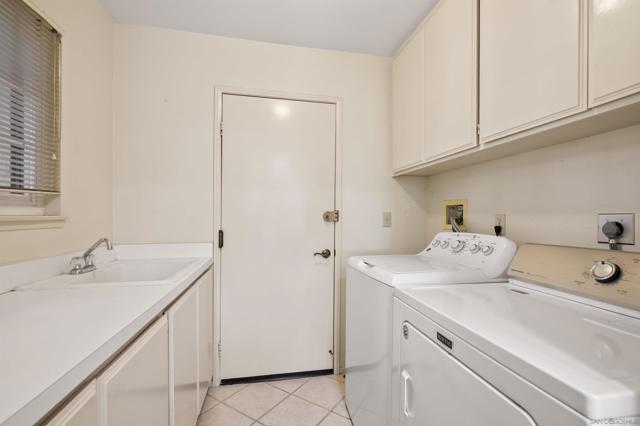 18113 Calle Estepona, San Diego CA: https://media.crmls.org/mediaz/7c24c1fd-33da-47d8-8188-73db7e429133.jpg