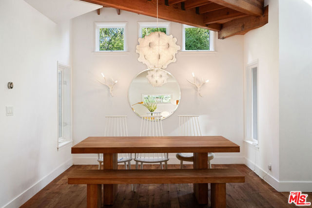 729 Superba Avenue, Venice CA: https://media.crmls.org/mediaz/7c25de8a-81ca-41fc-94df-5bba07f095a2.jpg