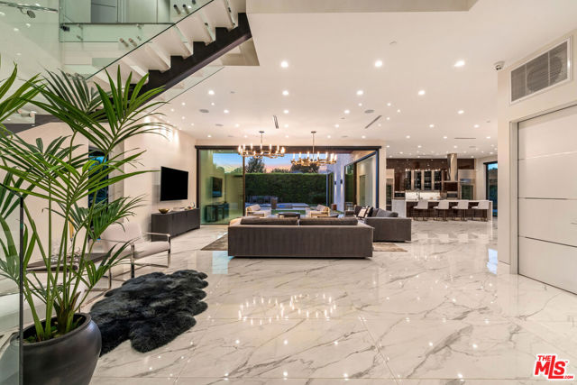 4049 Coldwater Canyon Avenue, Studio City CA: https://media.crmls.org/mediaz/7c2653fb-30a3-4989-80a3-00fd0f2fd233.jpg