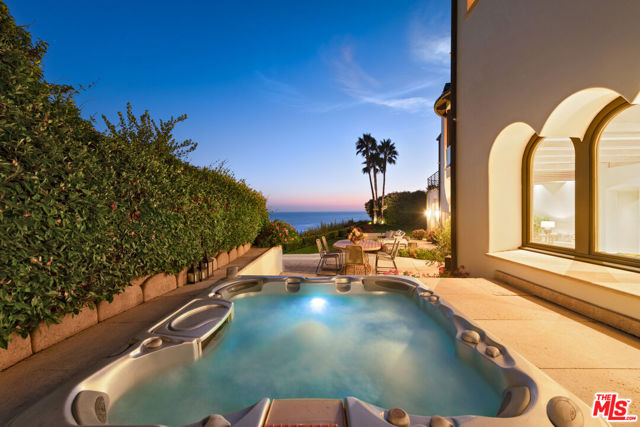 32804 Pacific Coast Highway, Malibu CA: https://media.crmls.org/mediaz/7c26bdf7-1d54-401c-a17d-b02bd7a5af25.jpg