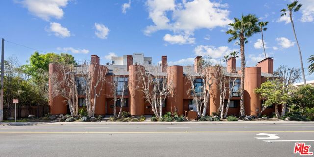 2108 Neilson Way, Santa Monica CA: https://media.crmls.org/mediaz/7c27b4f8-edbd-4438-a285-5d69a371c55b.jpg