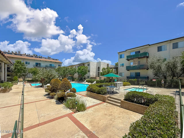 5460 White Oak Avenue, Encino CA: https://media.crmls.org/mediaz/7c2852e0-7562-479f-84a8-da0e755c0e3a.jpg