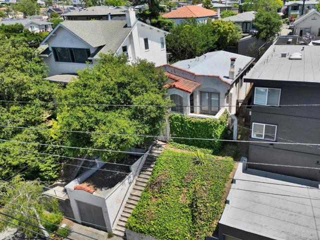 5378 Broadway, Oakland CA: https://media.crmls.org/mediaz/7c285e52-7a49-4aee-8501-8b882ef11a67.jpg