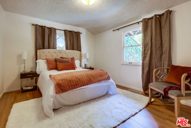 7951 Glenties Lane, Sunland CA: https://media.crmls.org/mediaz/7c29c8e6-3a6b-4195-b17c-217a428ac6d8.jpg
