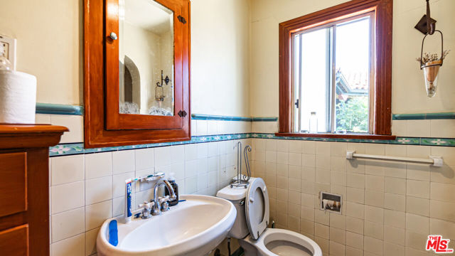1277 S Orange Drive, Los Angeles CA: https://media.crmls.org/mediaz/7c2a0801-23b5-4d3a-818c-cfa3c19a6c43.jpg