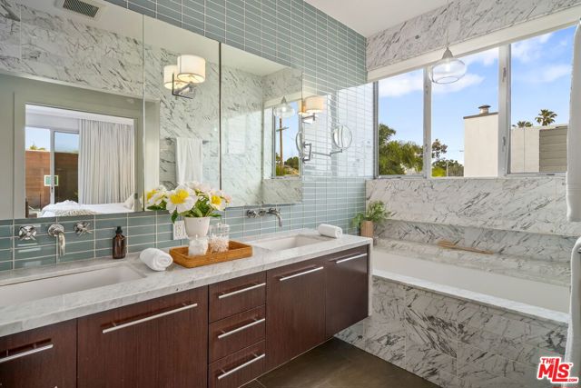 714 California Avenue, Venice CA: https://media.crmls.org/mediaz/7c2bcbef-2677-4e4e-9bf4-e027a070cea9.jpg