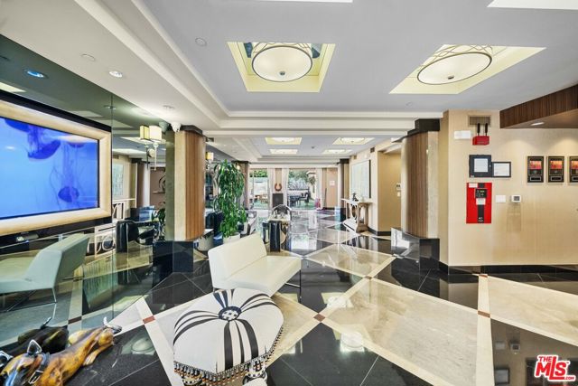 1318 Roxbury Drive, Los Angeles CA: https://media.crmls.org/mediaz/7c2bd003-8804-4c43-82e5-b6a03a6d4bd1.jpg