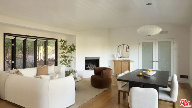 5692 Holly Oak Drive, Los Angeles CA: https://media.crmls.org/mediaz/7c2e115a-59b3-457b-b7b2-9ab3028d4b07.jpg