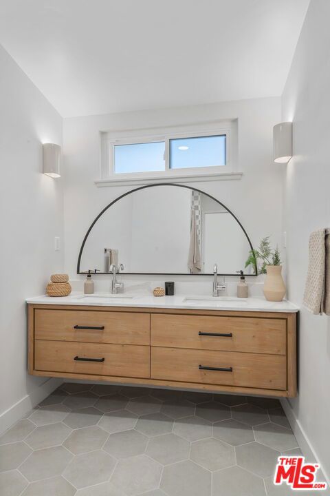 22946 Brenford Street, Woodland Hills CA: https://media.crmls.org/mediaz/7c2e7351-d9ca-43b0-8196-49498e46eb56.jpg