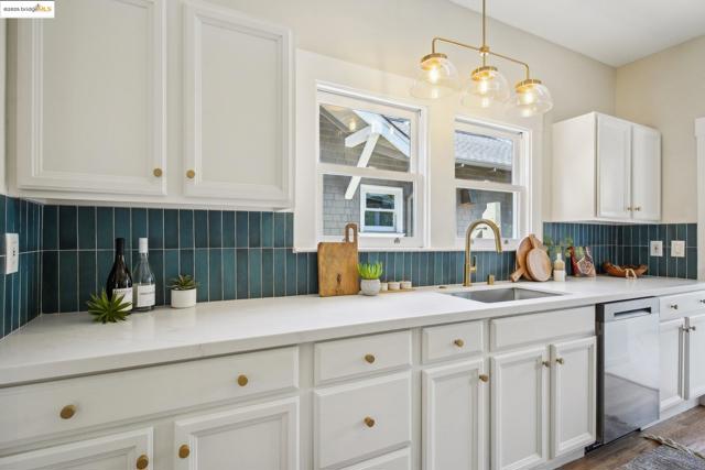 320 Forest St, Oakland CA: https://media.crmls.org/mediaz/7c2ea4f6-1fdd-445f-a790-1074a986338b.jpg