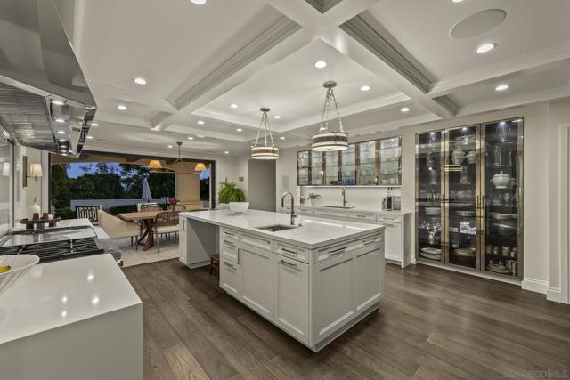 6404 La Jolla Scenic Drive S, La Jolla CA: https://media.crmls.org/mediaz/7c2fd453-71be-4ff5-9a5d-373b2a003259.jpg