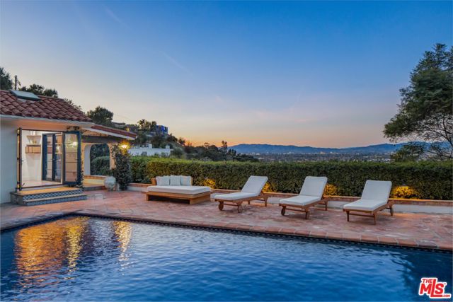 3646 Sunswept Drive, Studio City CA: https://media.crmls.org/mediaz/7c305b13-6539-4f85-8f40-d62de0875374.jpg
