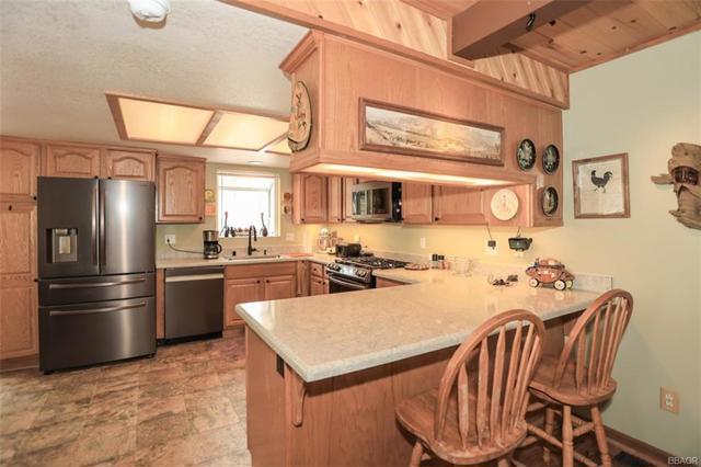 2324 Manzanita Lane, Big Bear CA: https://media.crmls.org/mediaz/7c30af63-b20d-4455-bebc-77b65456e79b.jpg