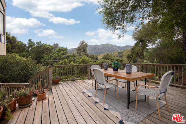 1639 Oak Drive, Topanga CA: https://media.crmls.org/mediaz/7c30b99f-f13b-40d4-a022-f25dcc1016f6.jpg