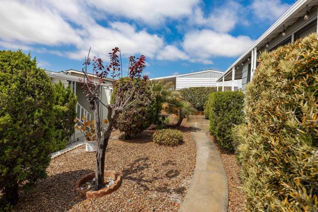 650 S Rancho Santa Fe Road, San Marcos CA: https://media.crmls.org/mediaz/7c320481-fdc5-42f2-987f-03798ad91e12.jpg