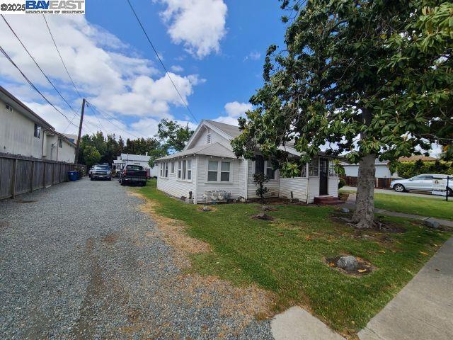 19979 Wisteria St, Castro Valley CA: https://media.crmls.org/mediaz/7c341f70-da2f-4dc5-9316-b553fdb7699e.jpg