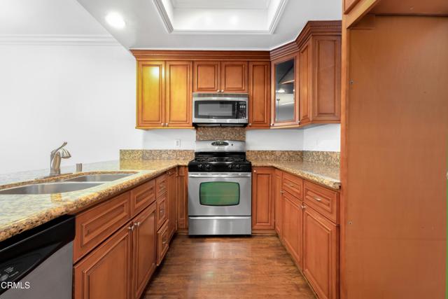 Detail Gallery Image 3 of 16 For 3480 Barham Bld #208,  Los Angeles,  CA 90068 - 1 Beds | 1 Baths