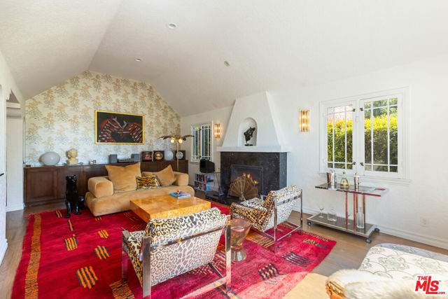 724 N Spaulding Avenue, Los Angeles CA: https://media.crmls.org/mediaz/7c351c90-53e3-4f99-be70-22412bffc060.jpg