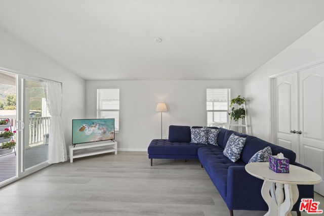 30473 Mulholland Hwy, Agoura Hills CA: https://media.crmls.org/mediaz/7c37cef4-0449-41d3-bf00-35156b65f773.jpg