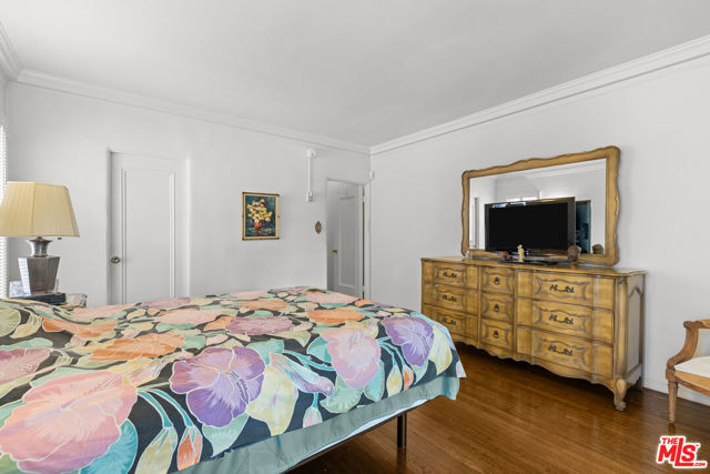 252 S Maple, Beverly Hills CA: https://media.crmls.org/mediaz/7c37d4e3-7395-49c0-8c27-aaf9ac289299.jpg