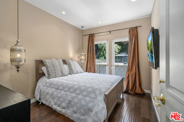 10023 Westwanda Drive, Beverly Hills CA: https://media.crmls.org/mediaz/7c3972aa-f997-448f-b921-6d8f6bef03e2.jpg