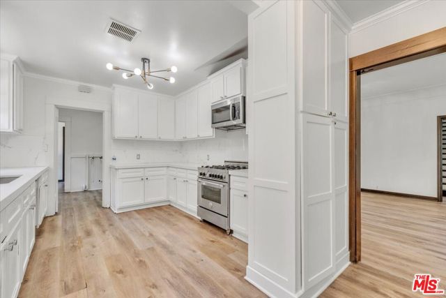 626 N Canon Drive, Beverly Hills CA: https://media.crmls.org/mediaz/7c39c290-d623-4ff5-ba46-36de9e2e0ac0.jpg