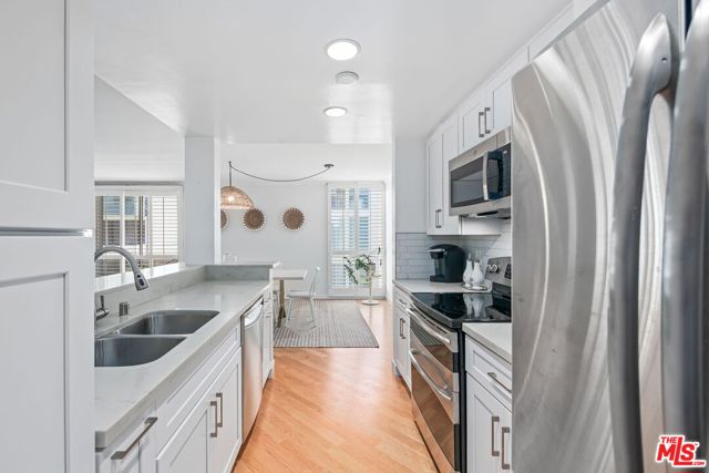 725 S Barrington Avenue, Los Angeles CA: https://media.crmls.org/mediaz/7c3a2d2b-7c37-4bd1-b654-fbddcfab3d61.jpg