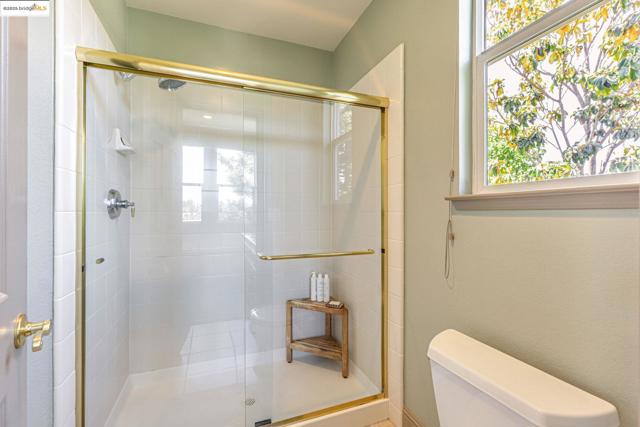 548 Gabriel Ct, Walnut Creek CA: https://media.crmls.org/mediaz/7c3b5b08-b622-4454-99df-ec3c8d215311.jpg