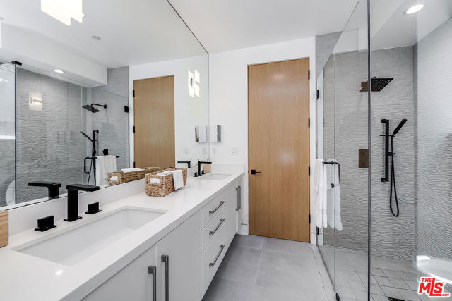 126 Thornton Place, Venice CA: https://media.crmls.org/mediaz/7c3b6087-d7f5-4e55-af76-5eafb8518752.jpg