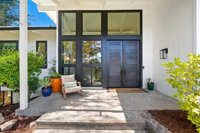 4161 Coralee Ln, Lafayette CA: https://media.crmls.org/mediaz/7c3cb7c6-73e8-4dac-88e5-1122b6332096.jpg