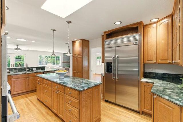 698 Emerald Hill Road, Redwood City CA: https://media.crmls.org/mediaz/7c3d82ce-ab3f-44e8-8e93-cbb4a724b3ba.jpg