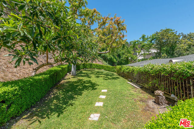 1109 Chantilly Road, Los Angeles CA: https://media.crmls.org/mediaz/7c3e5195-9f7d-4344-9ab4-d1eba4b5e759.jpg