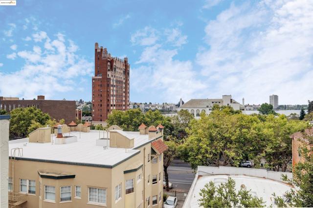 389 Belmont St, Oakland CA: https://media.crmls.org/mediaz/7c3ef24d-e0f9-4114-94dc-141b354a2350.jpg