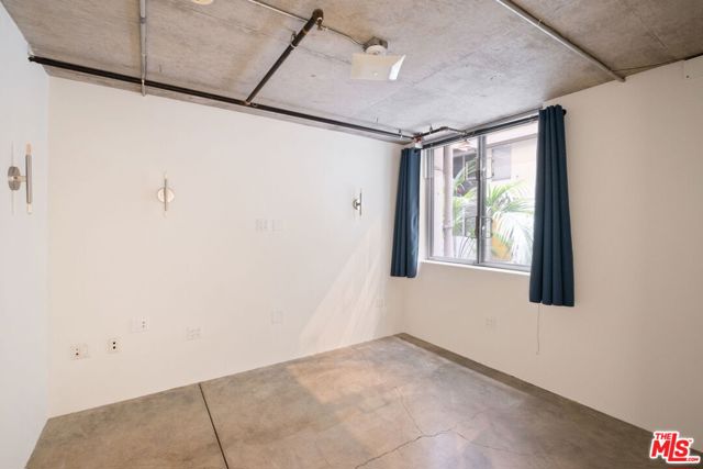 1130 S Flower Street, Los Angeles CA: https://media.crmls.org/mediaz/7c3f9f1d-a8cd-489a-b7d3-7122313c5b22.jpg