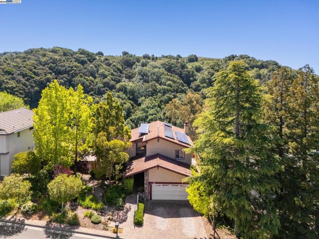 3483 Skyline Dr, Hayward CA: https://media.crmls.org/mediaz/7c408c1d-125f-46fb-9e1d-8fc5b6d6f9f0.jpg
