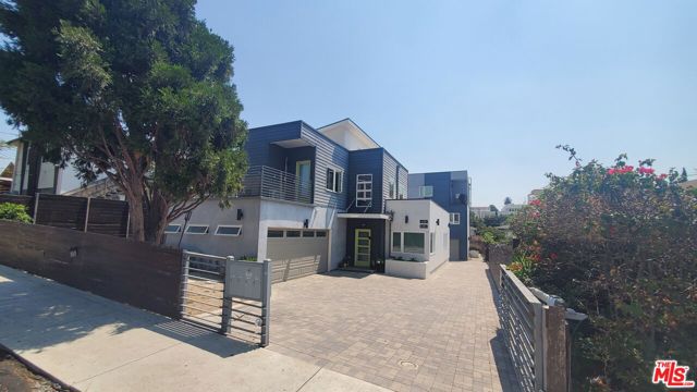 636 N Rampart Boulevard, Los Angeles CA: https://media.crmls.org/mediaz/7c419a8e-dd5b-41bb-9ea4-52152c5cf8c2.jpg