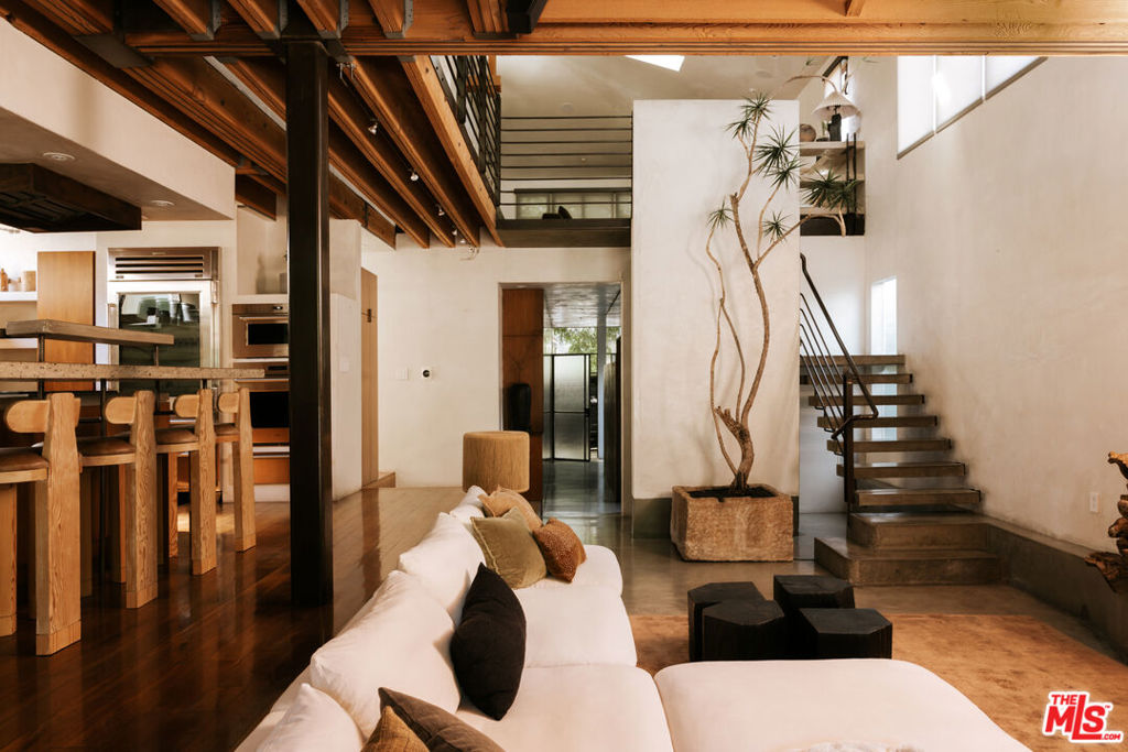 554 Westminster Avenue — architectural residence