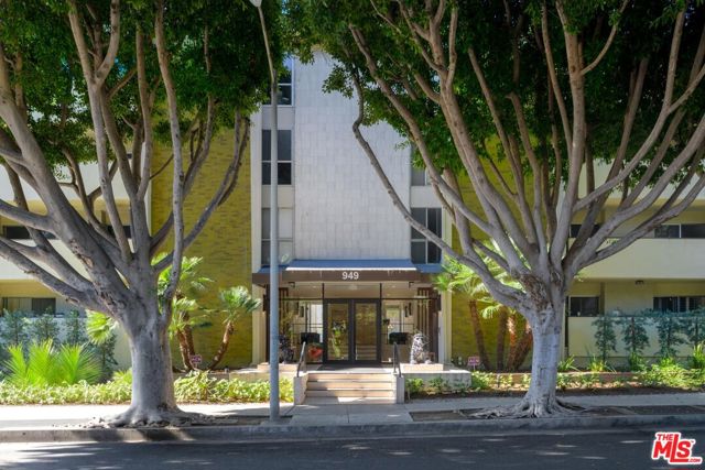 949 N Kings Road, West Hollywood CA: https://media.crmls.org/mediaz/7c42955b-bb82-406e-b928-845b4f29ee78.jpg