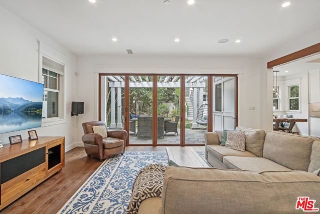 3143 Shelby Drive, Los Angeles CA: https://media.crmls.org/mediaz/7c42985c-44e1-4719-908b-3c2712351f26.jpg