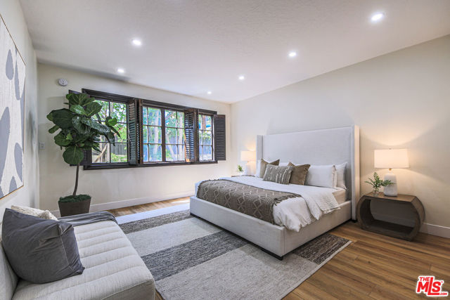 133 S Oakhurst Drive, Beverly Hills CA: https://media.crmls.org/mediaz/7c429fbf-a7d6-496a-af73-97a140cf05e2.jpg