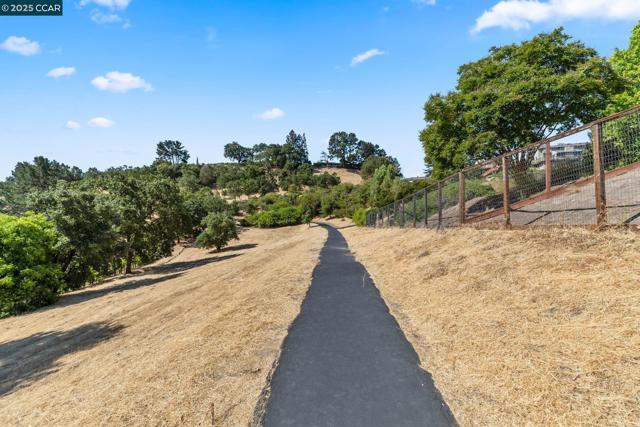 109 Bria Ct, Walnut Creek CA: https://media.crmls.org/mediaz/7c42ac4e-0946-40ed-97a4-153dfb04e352.jpg