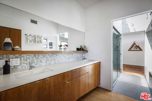3813 Ronda Vista Place, Los Angeles CA: https://media.crmls.org/mediaz/7c42c197-4b25-4b68-b557-1b6814ecb169.jpg