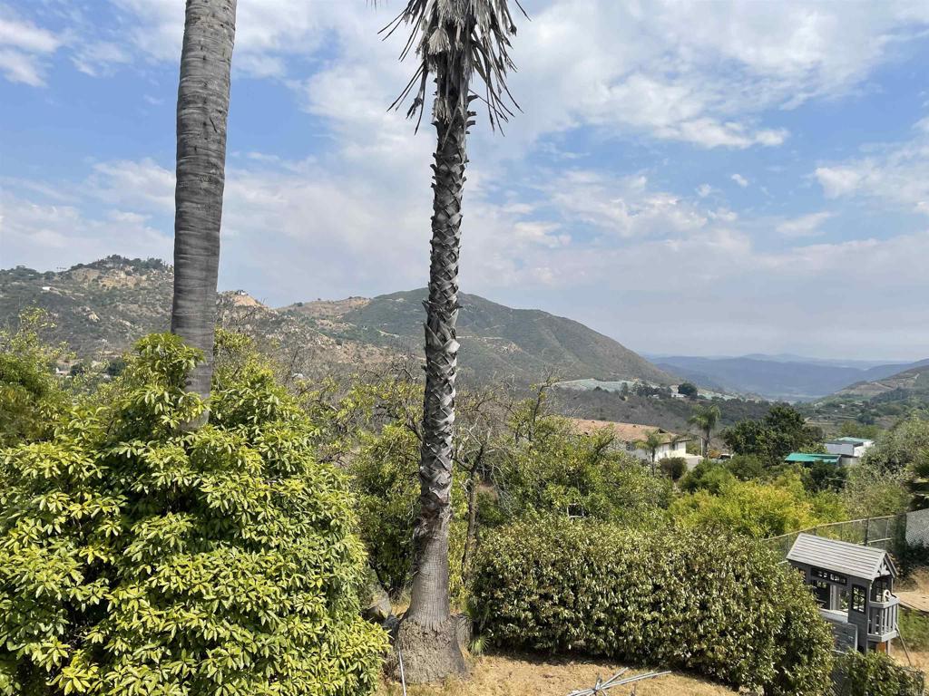 https://media.crmls.org/mediaz/7c42d00e-328d-431a-8720-d2620bc68307.jpg?preset=X-Large