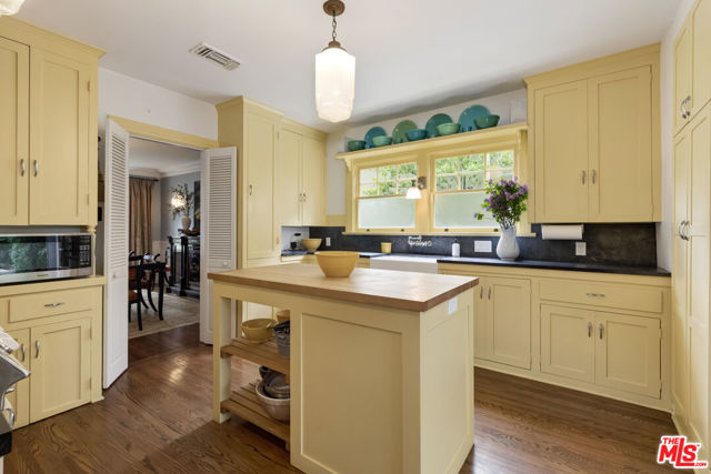 232 N Arden Boulevard, Los Angeles CA: https://media.crmls.org/mediaz/7c437639-8ce9-49e0-968d-9d992d2f675f.jpg