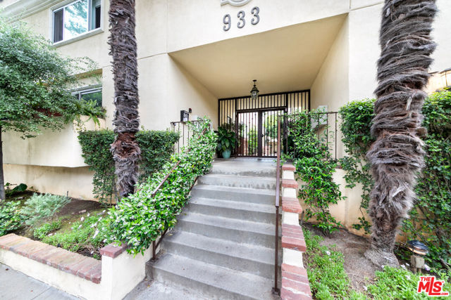 933 17th Street, Santa Monica CA: https://media.crmls.org/mediaz/7c43d2bf-23e9-45af-b1f0-d8446dfb089f.jpg
