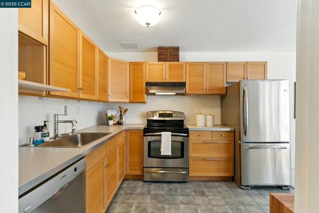193 Montecito, Oakland CA: https://media.crmls.org/mediaz/7c446417-e9f0-4b1c-8042-b856aefa1ded.jpg