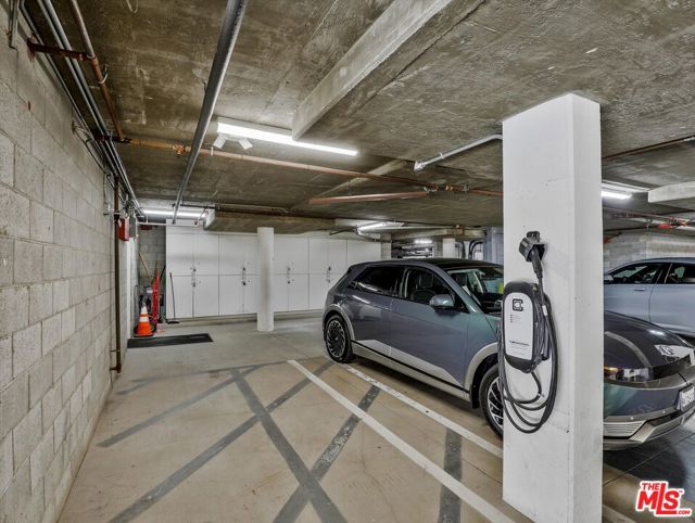 937 12th Street, Santa Monica CA: https://media.crmls.org/mediaz/7c44b4f7-90cb-4bb4-b4c5-485e93b7c2e0.jpg